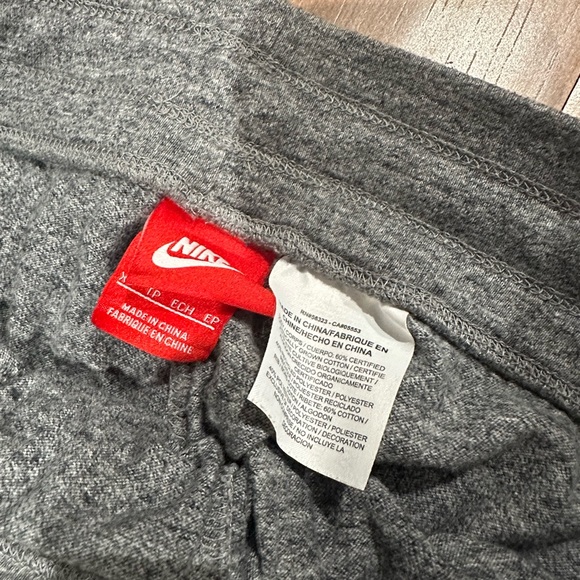 Are Nike drawstring sweat shorts - Picture 4 of 7